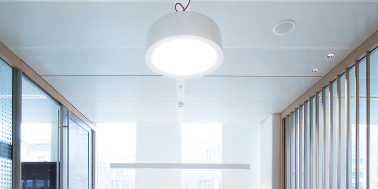 Dieses Bild zeigt eine Deckenlampe und verdeutlicht das Thema So sparen Sie in Ihrem Unternehmen Energie