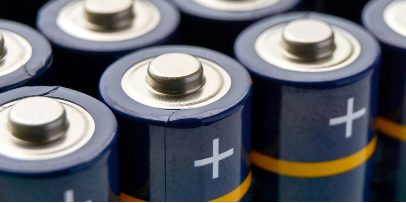 Dieses Bild zeigt Batterien und verdeutlicht das Thema Energiespeicher für Effizienz und Nachhaltigkeit