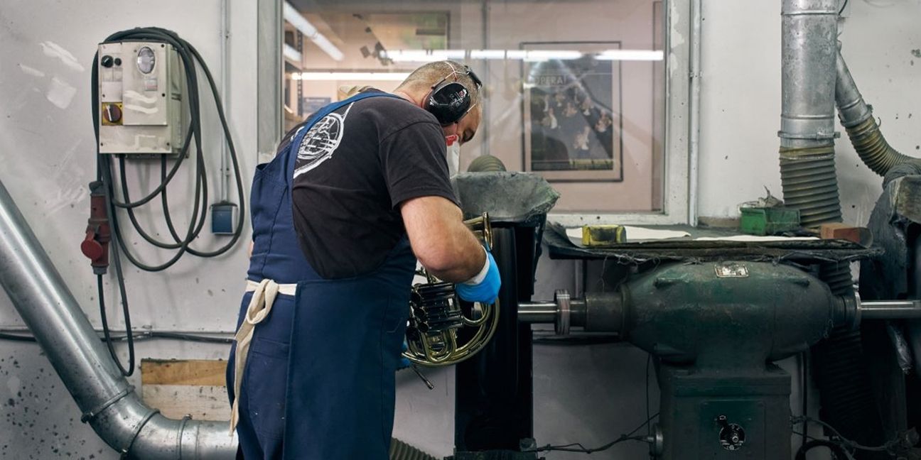 Dieses Bild zeigt einen Arbeiter in einer Fabrik und verdeutlicht das Thema Best Practice: Wie ein deutscher Handwerk-Mittelständler zum Global Player wird