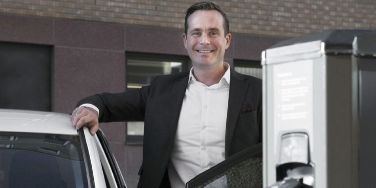 Dieses Bild zeigt einen Mann und verdeutlicht das Thema Mut zur Elektromobilität