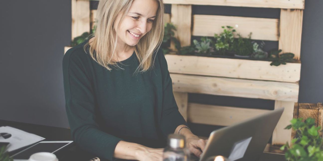 Dieses Bild zeigt eine Frau am Laptop und verdeutlicht das Thema Net Zero verstehen und umsetzen