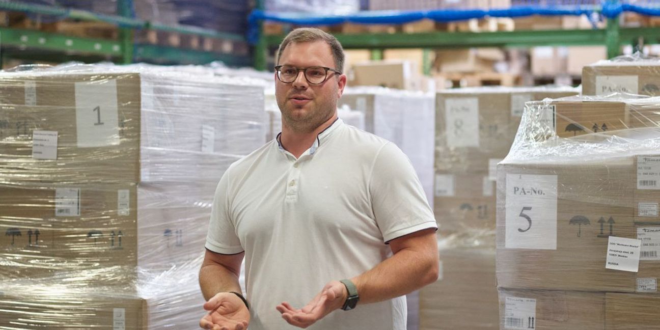 Dieses Bild zeigt einen Mann und verdeutlicht das Thema Interview: So funktioniert CO2-Management bei der Schelchen GmbH