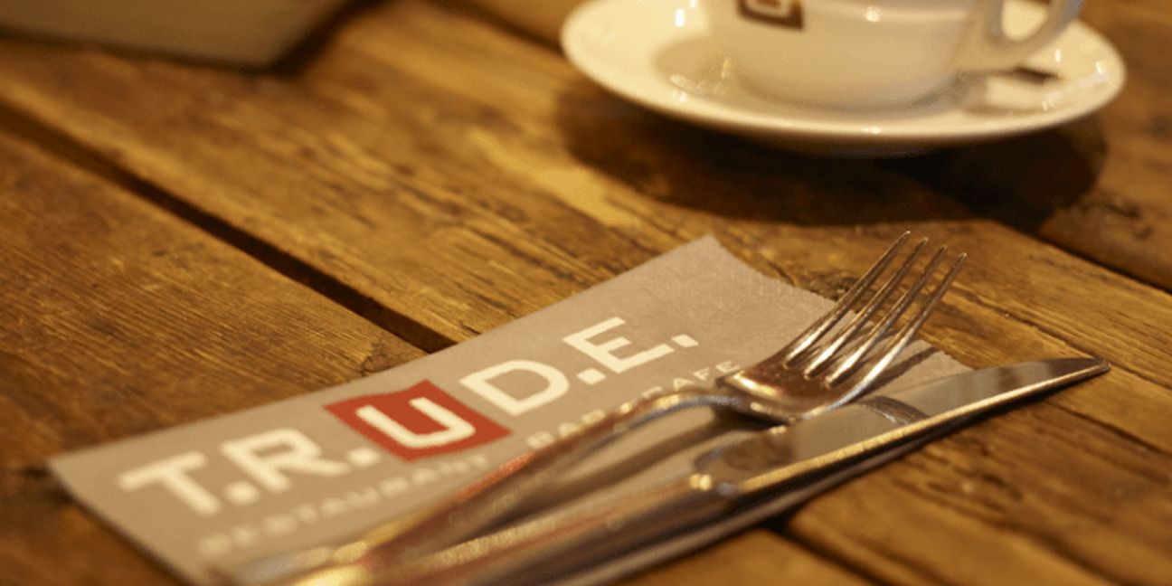 Dieses Bild zeigt Besteck und verdeutlicht das Thema Nachhaltigkeit und gastronomisches Storytelling – die T.R.U.D.E. in Hamburg-Barmbek