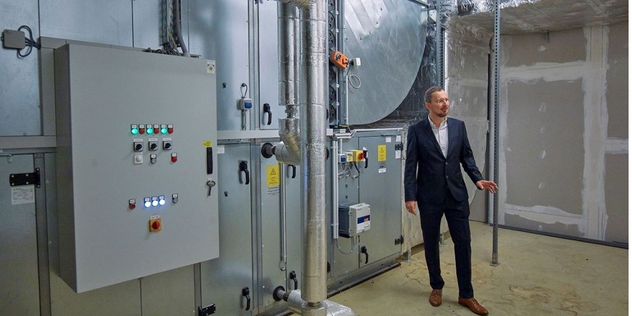 Diese Bild zeigt einen Mann vor Industriemaschinen und verdeutlicht das Thema Best Practice: Möbel Weirauch