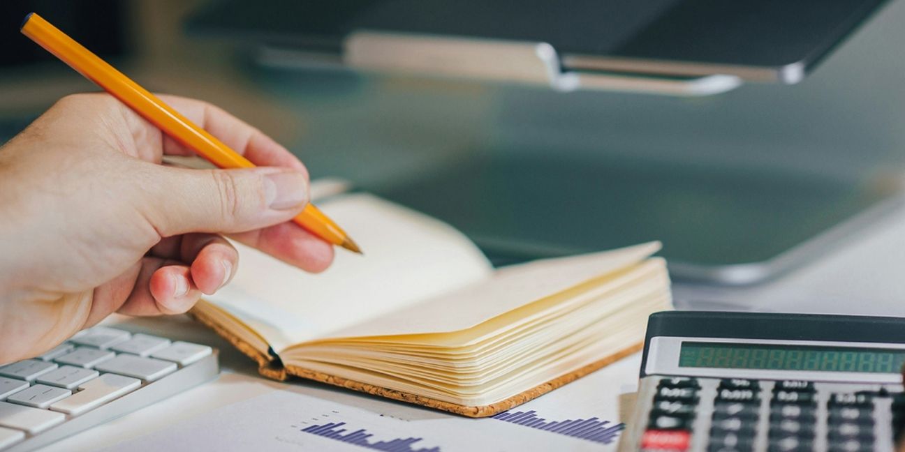 Dieses Bild zeigt eine Hand die einen Bleistift hält und verdeutlicht das Thema Die Wesentlichkeitsanalyse: Leitfaden für KMU