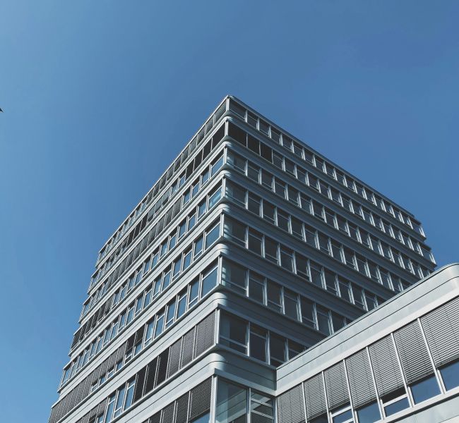 Dieses Bild zeigt einen Schornstein und verdeutlicht das Thema Energie im Koalitionsvertrag 2025