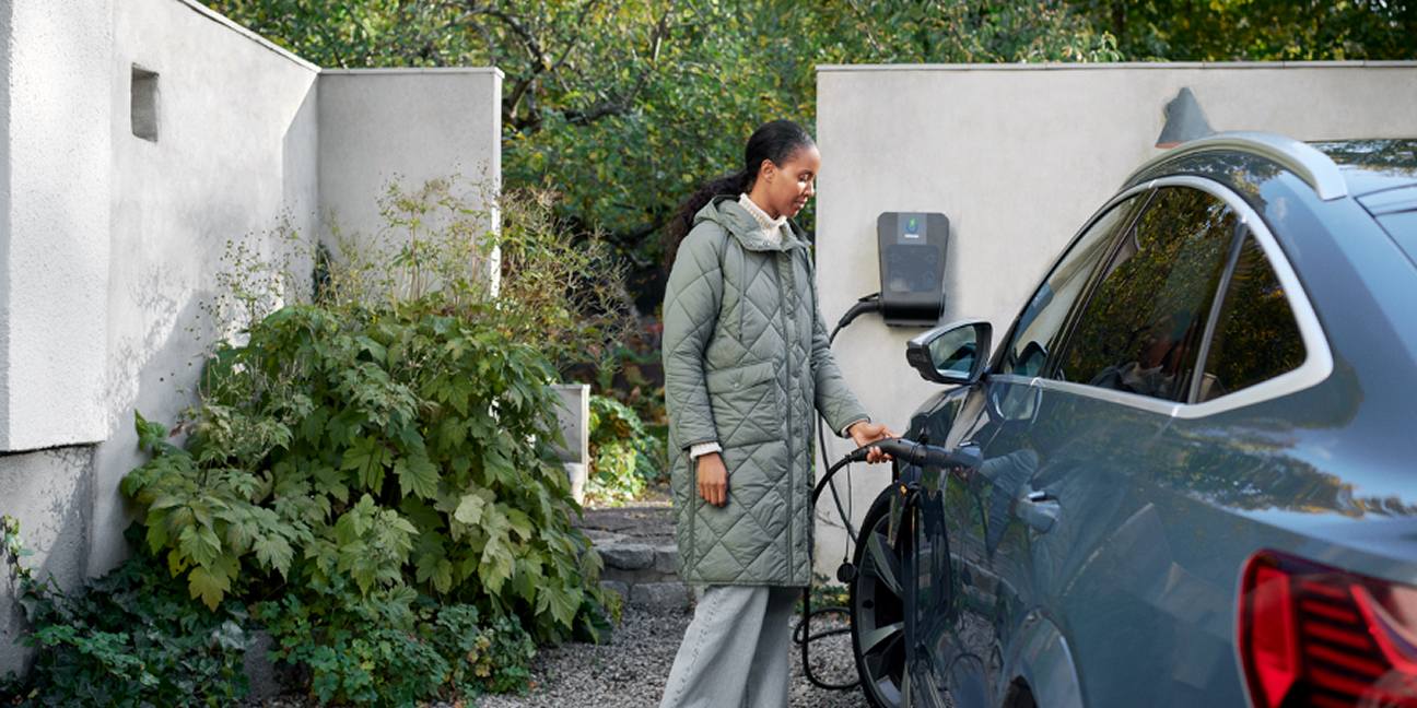 Private Wallbox für Unternehmer Frau an der Ladesäule Business