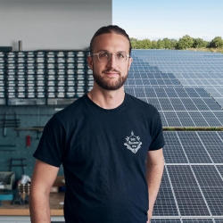 Produktteaser Solaranlagen Vattenfall - Mann steht vor Solarfflächen