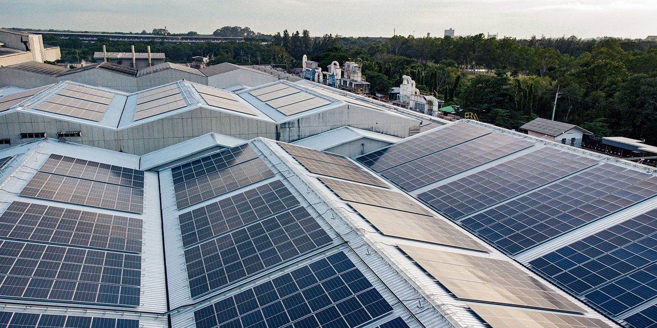 Dieses Bild zeigt Photovoltaikanlagen und verdeutlicht das Thema Ertragsprognose: So wirtschaftlich ist Photovoltaik für Unternehmen