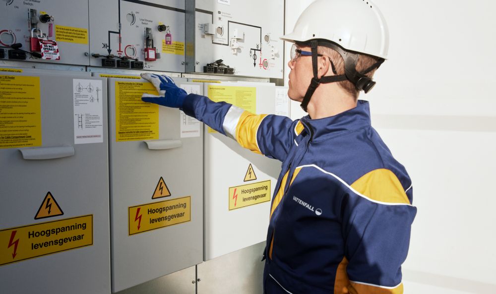 Dieses Bild zeigt einen Arbeiter an Stromgeneratoren und verdeutlicht das Thema Ertragsprognose: So wirtschaftlich ist Photovoltaik für Unternehmen