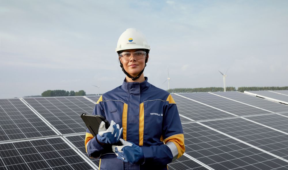 Dieses Bild zeigt eine PV-Anlage und einen Arbeiter und verdeutlicht das Thema Besonderheiten bei der Planung einer PV-Gewerbeanlage