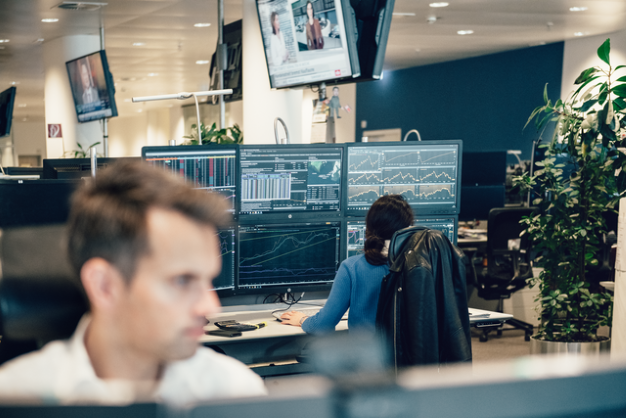 Arbeitnehmer:innen im Großraumbüro