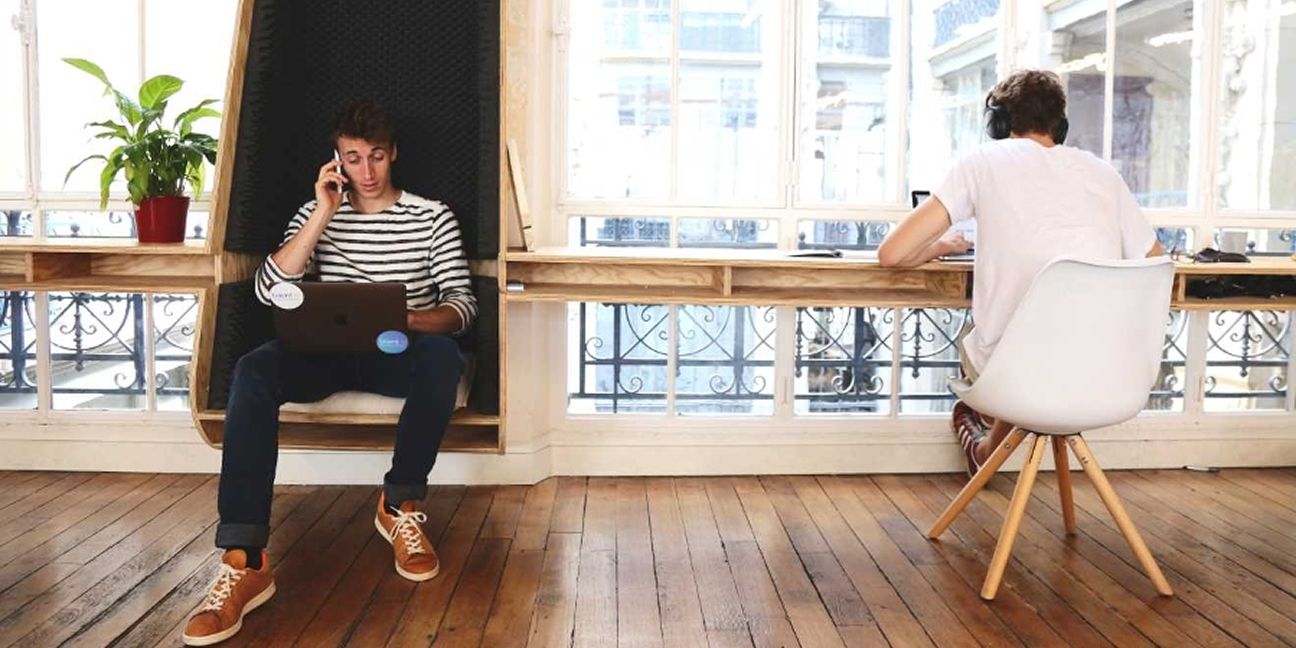 Dieses Bild zeigt zwei Menschen an Laptops und verdeutlicht das Thema Die Corona-Krise als Chance für die Fachkräftesuche - Interview mit Ivo Betke