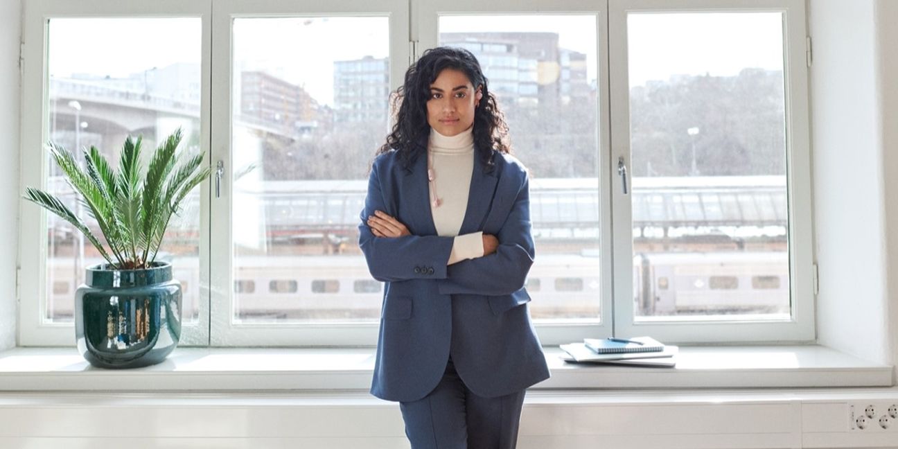 Dieses Bild zeigt eine Frau im Büro und verdeutlicht das Thema Nachhaltigkeit für Unternehmen