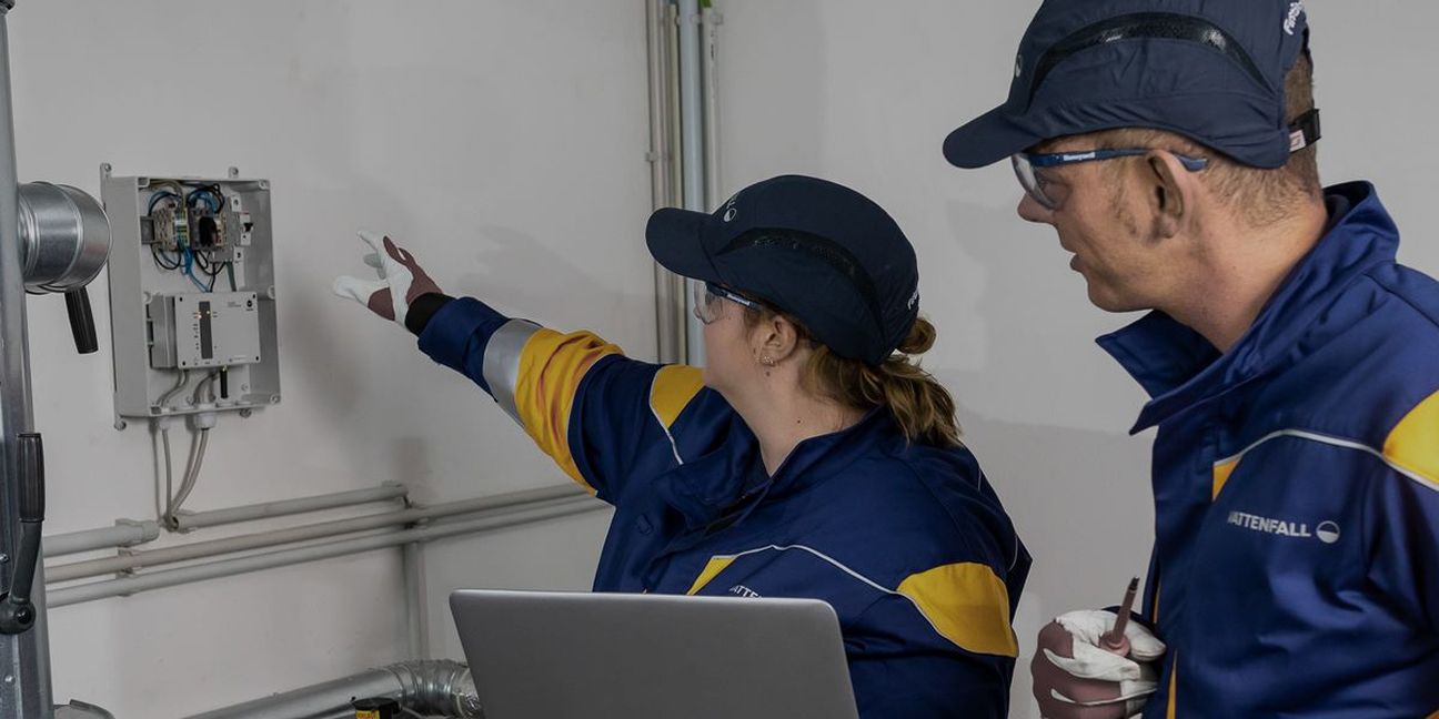 Dieses Bild zeigt zwei Arbeiter an einer Messstation und verdeutlicht das Thema Smart Meter Pflicht – das gilt für Unternehmen ab 2025