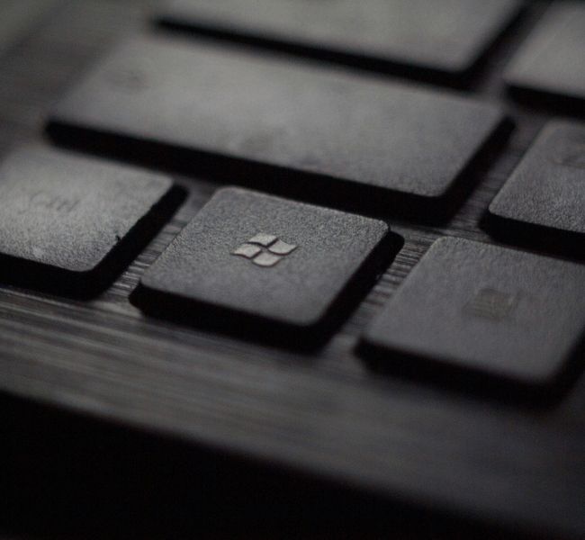 Dieses Bild zeigt eine Computertastatur und verdeutlicht das Thema Support Ende für Windows 10 und Office 2016