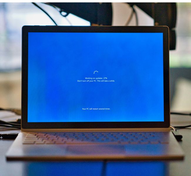 Dieses Bild zeigt einen Computer auf dem ein Windows update läuft und verdeutlicht das Thema Support Ende für Windows 10 und Office 2016