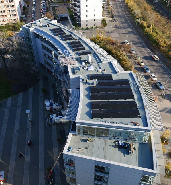 Dieses Bild zeigt eine PV-Anlage auf einem Dach und verdeutlicht das Thema Jens Fritsche, Centermanager des Storkower Bogens, im Interview