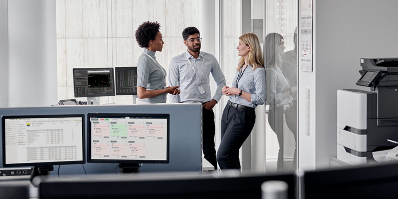 Dieses Bild zeigt Strommäste und verdeutlicht das Thema Stromsteuer für Unternehmen 2026: Das sollten Sie wissen