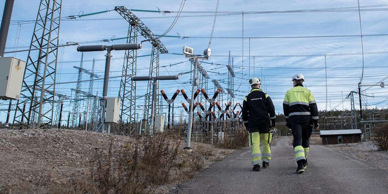 Dieses Bild zeigt Arbeiter an Stromtrassen und verdeutlicht das Thema Verteilnetzbetreiber