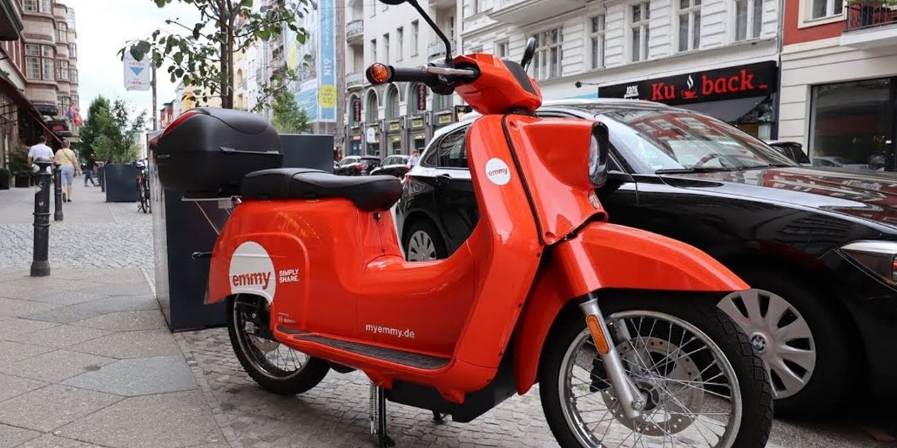 Dieses Bild zeigt einen emmy Roller und verdeutlicht das Thema Best Practice: E-Mobilität - das nachhaltige Erfolgsrezept von emmy