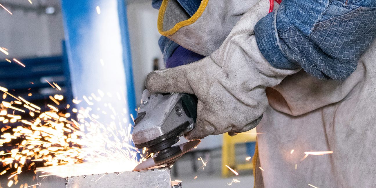 Dieses Bild zeigt einen Industriearbeiter und verdeutlicht das Thema Industriestrompreis 2025