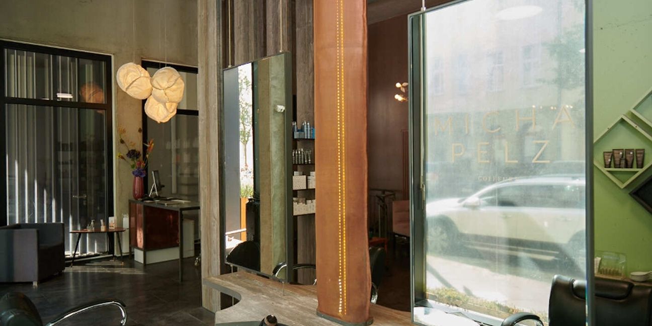 Dieses Bild zeigt einen Friseur Salon und verdeutlicht das Thema Best Practice: Micha Pelz Coiffure