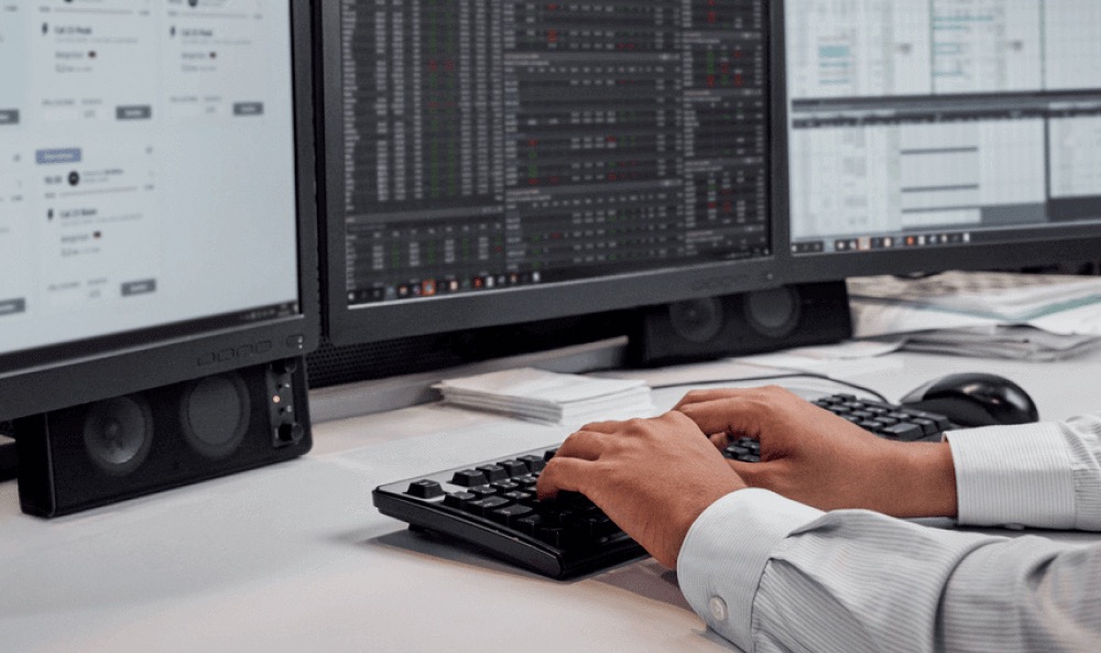 Hände und Screens als Symbol für die Preisentwicklung im Strom- und Gassektor