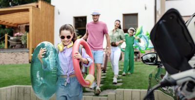 Eine Familie auf dem Weg in den Urlaub