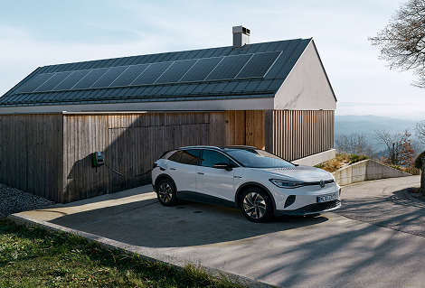 Solarzellen an denen geschraubt wird