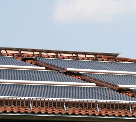 Ein Dach mit Solarzellen