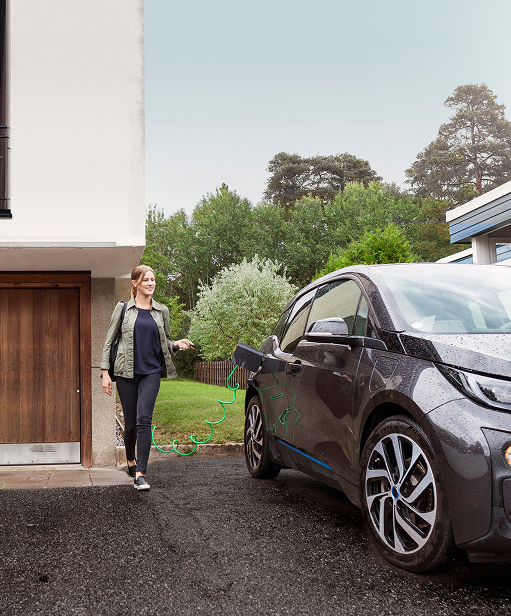 eine Frau steht am Auto