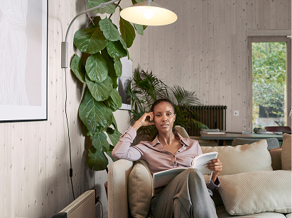 Frau schaut in die Kamera