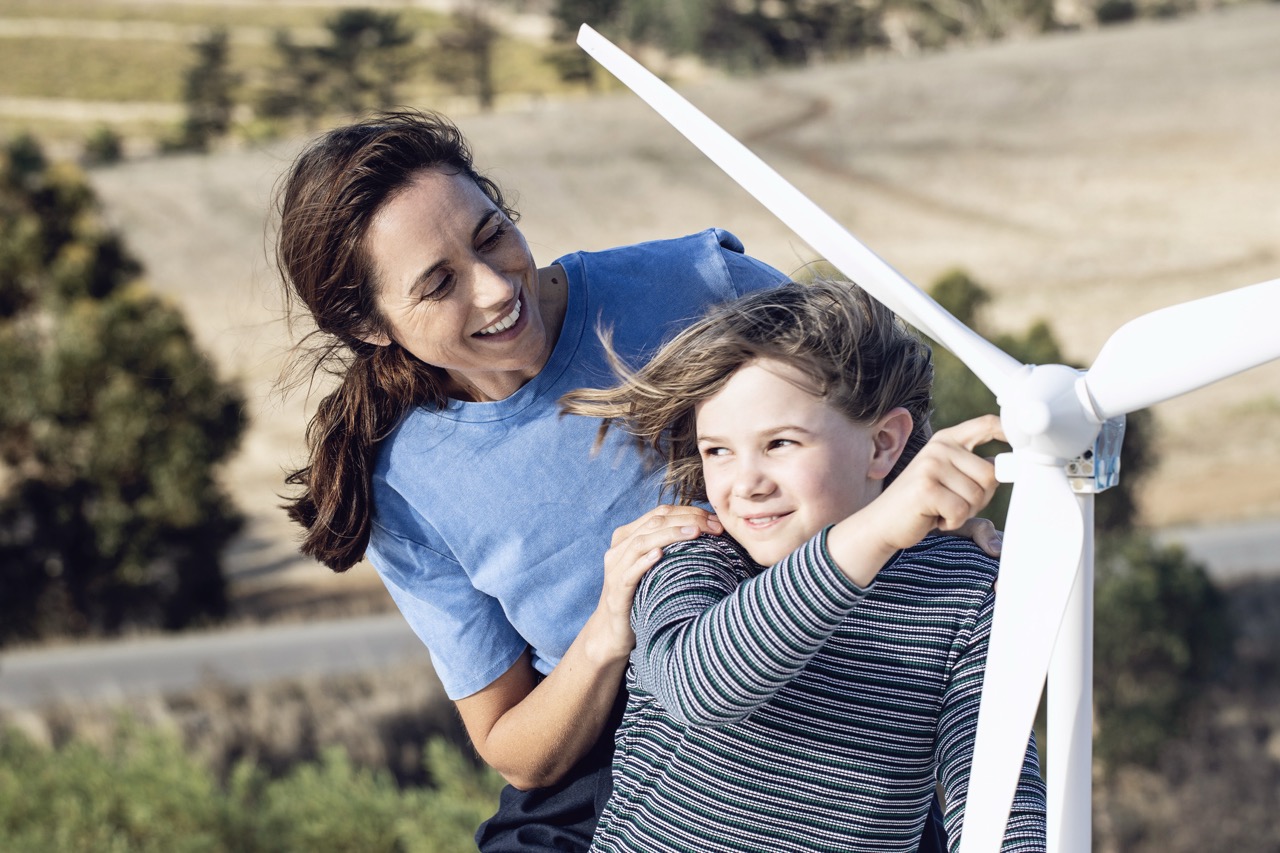 Mutter mit Kind und Windrad