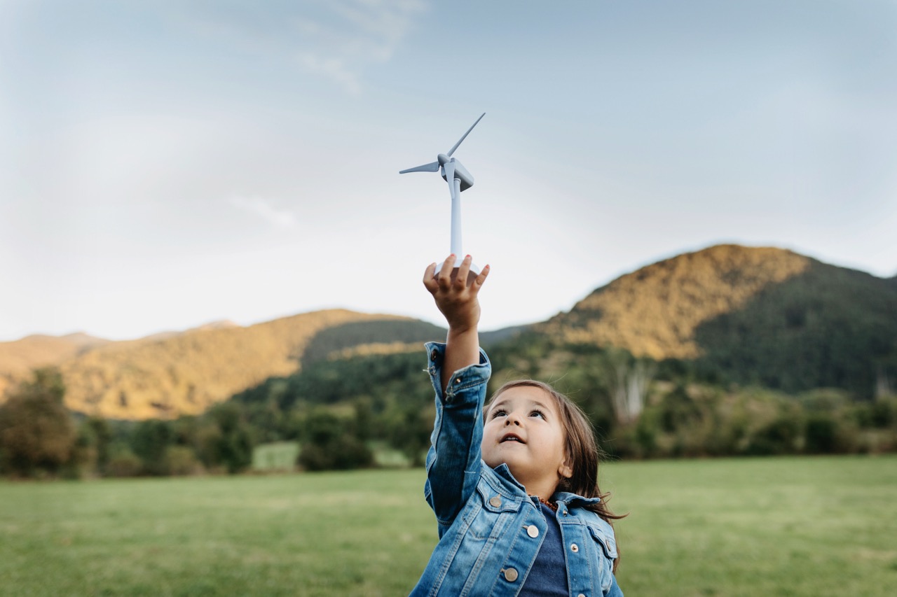 kleines Mädchen auf Wiese
