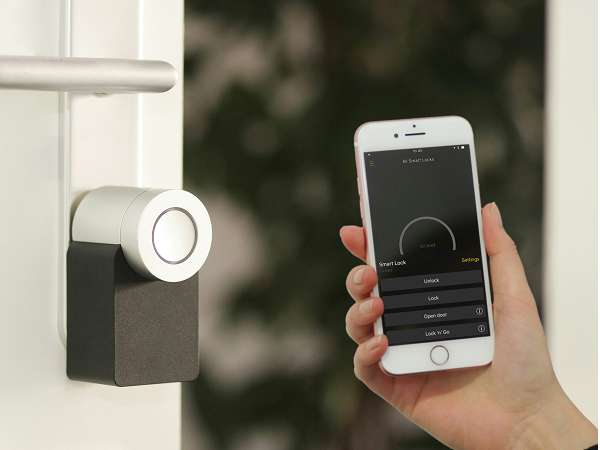 Ein Smartphone wird verwendet, um ein smartes Türschloss zu steuern.
