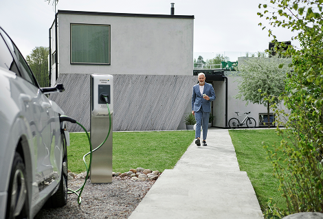 Solarzellen an denen geschraubt wird