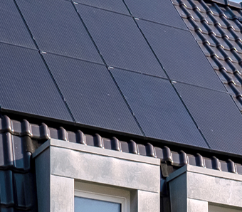 Solarzellen an denen geschraubt wird