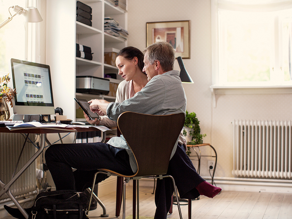 Mann und Frau schauen auf einen Computerbildschirm