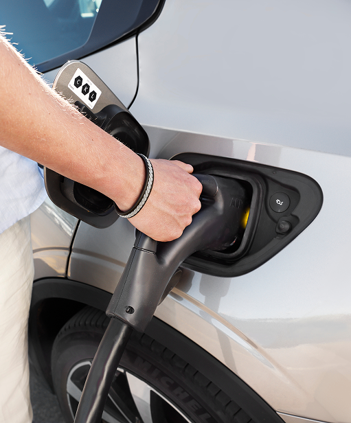 ein E-Auto wird geladen