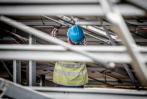 Solarzellen an denen geschraubt wird