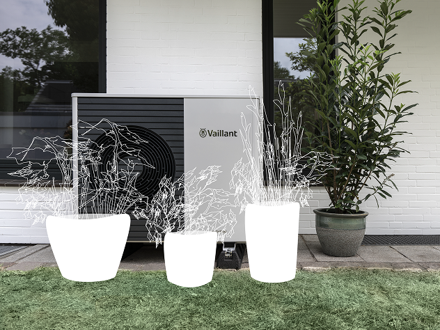 Ein modernes, minimalistisches Bild mit drei weißen Pflanzgefäßen vor einer Wand und einer Pflanze im Hintergrund.