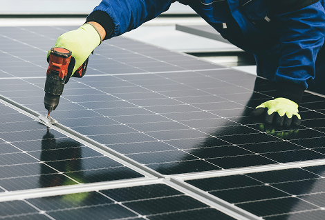 Solarzellen an denen geschraubt wird