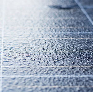 Solarzellen an denen geschraubt wird