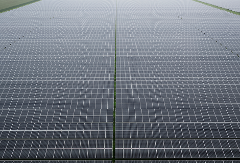 Solarzellen an denen geschraubt wird