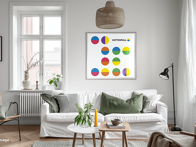 Helles, modern eingerichtetes Wohnzimmer mit Sofa, Pflanzen und Wandbild mit bunten Symbolen.