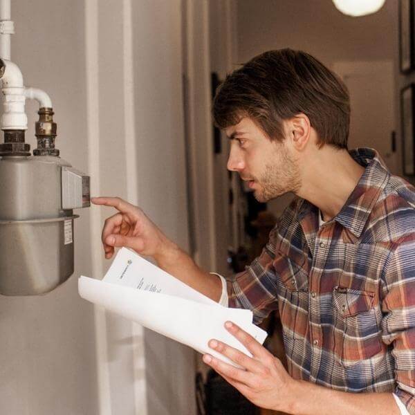 Mann am Stromzähler