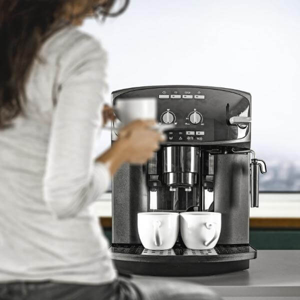 Frau am Kaffeeautomaten