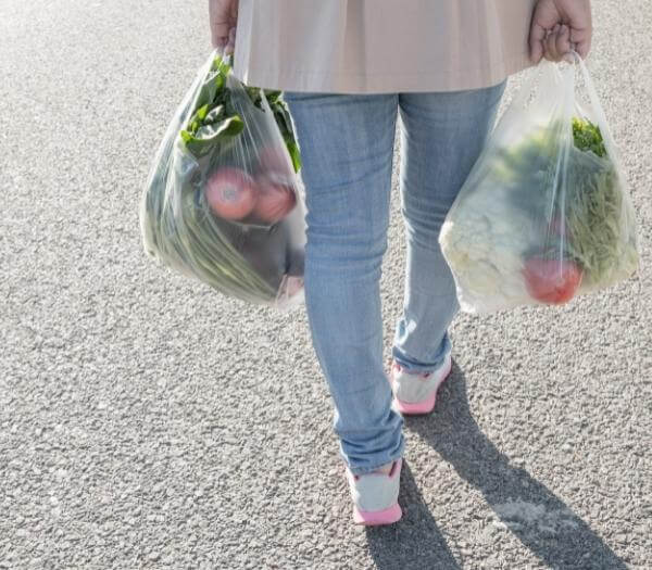 Einkauf in Plastiktüten