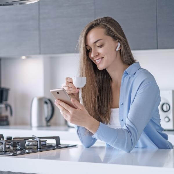 Frau mit Bluetooth Kopfhörern